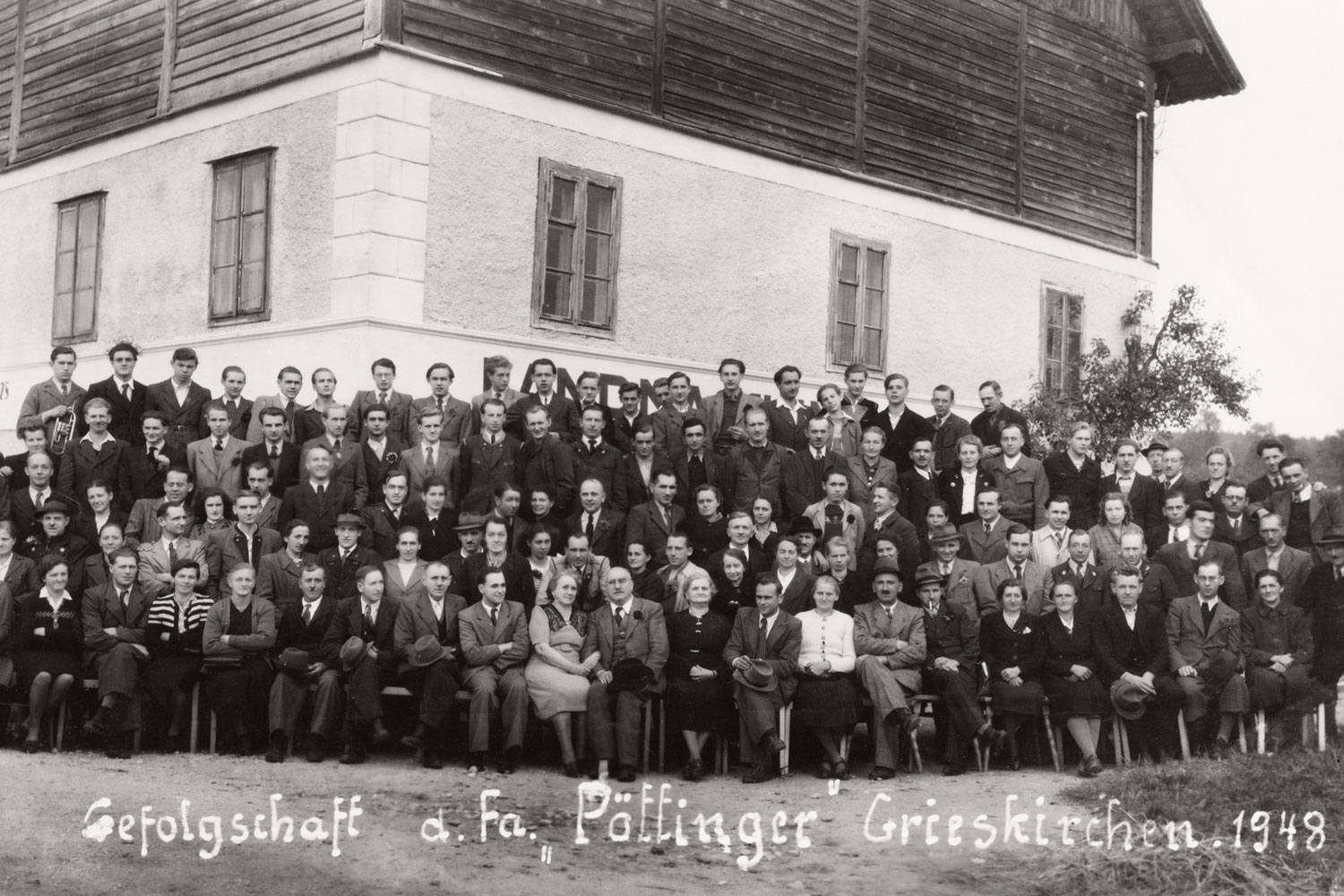 Незабаром після війни у компанії PÖTTINGER було вже стільки працівників, що можна яскраво уявити тісні умови праці на заводі I.