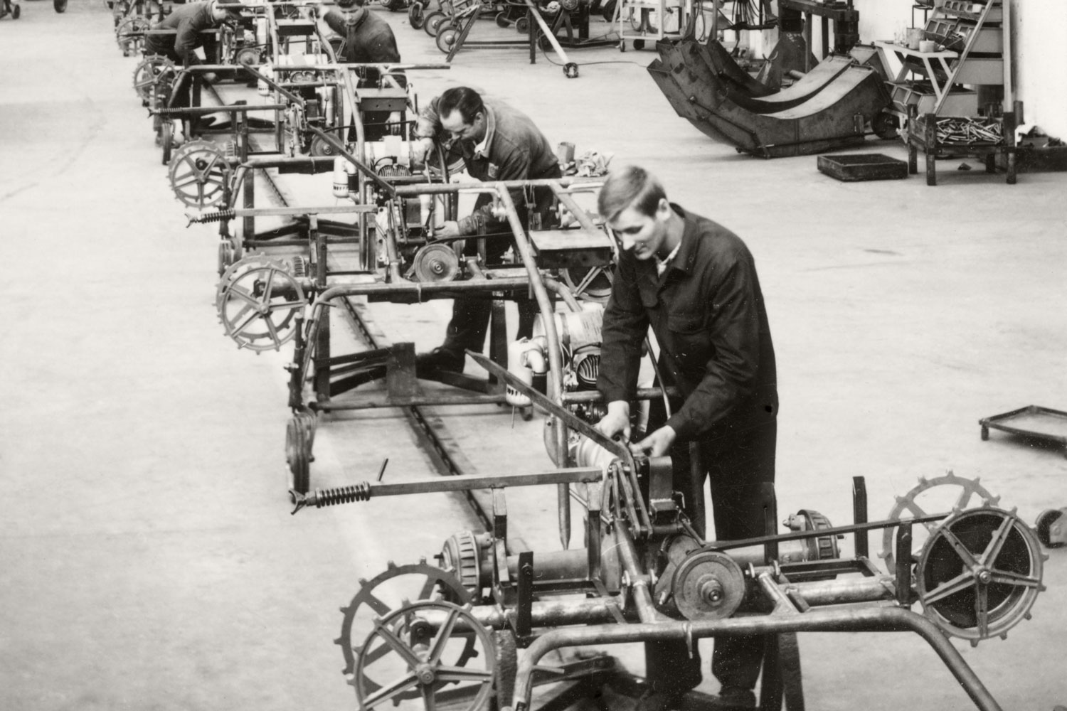 Zdjęcie, jak ze starych podręczników do montażu na produkcji:  produkcja przetrząsaczo -zgrabiarek w nowej fabryce PÖTTINGER II.