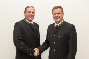 Heinz Pöttinger (r.) welcomes Gregor Dietachmayr (l.) to the team as Vice President Sales & Marketing