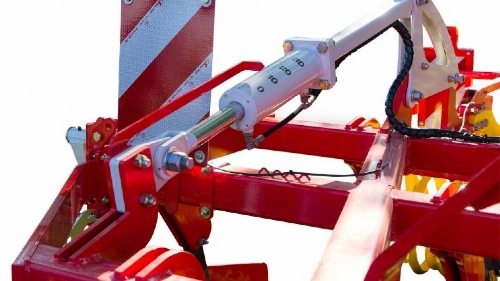 Hydraulic depth adjustment on the SYNKRO 1030 stubble cultivator 
