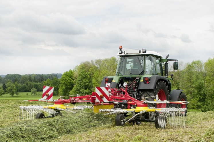 Unbeatable manoeuvrability: PÖTTINGER TOP 612 rake 