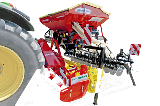 Implement mounted with a mechanical top link