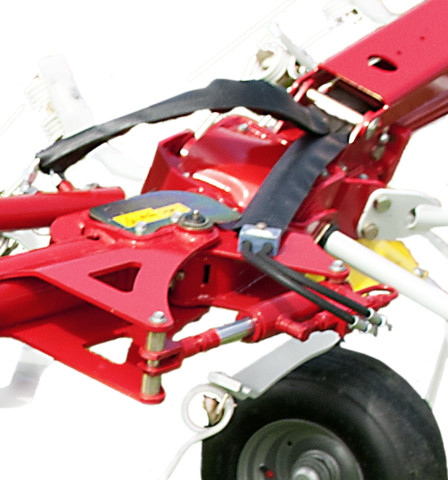 Hydraulic fenceline tedding system