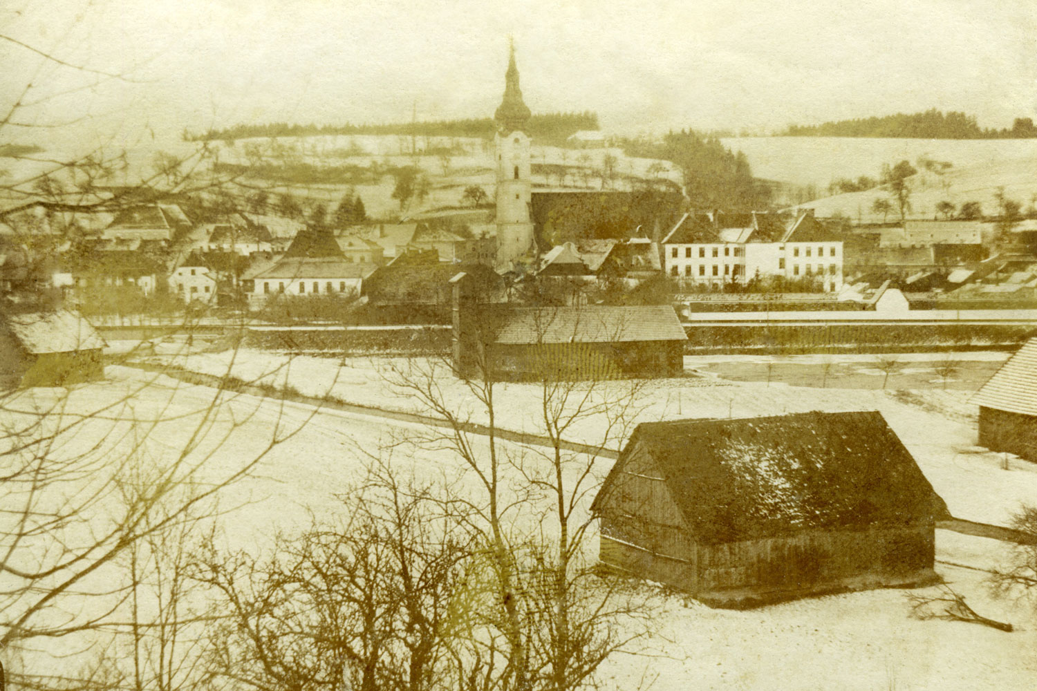 Pola i łąki przed miastem, pomiędzy rzeka Tratt, która często powodowała powodzie. Grieskirchen w 19. stuleciu