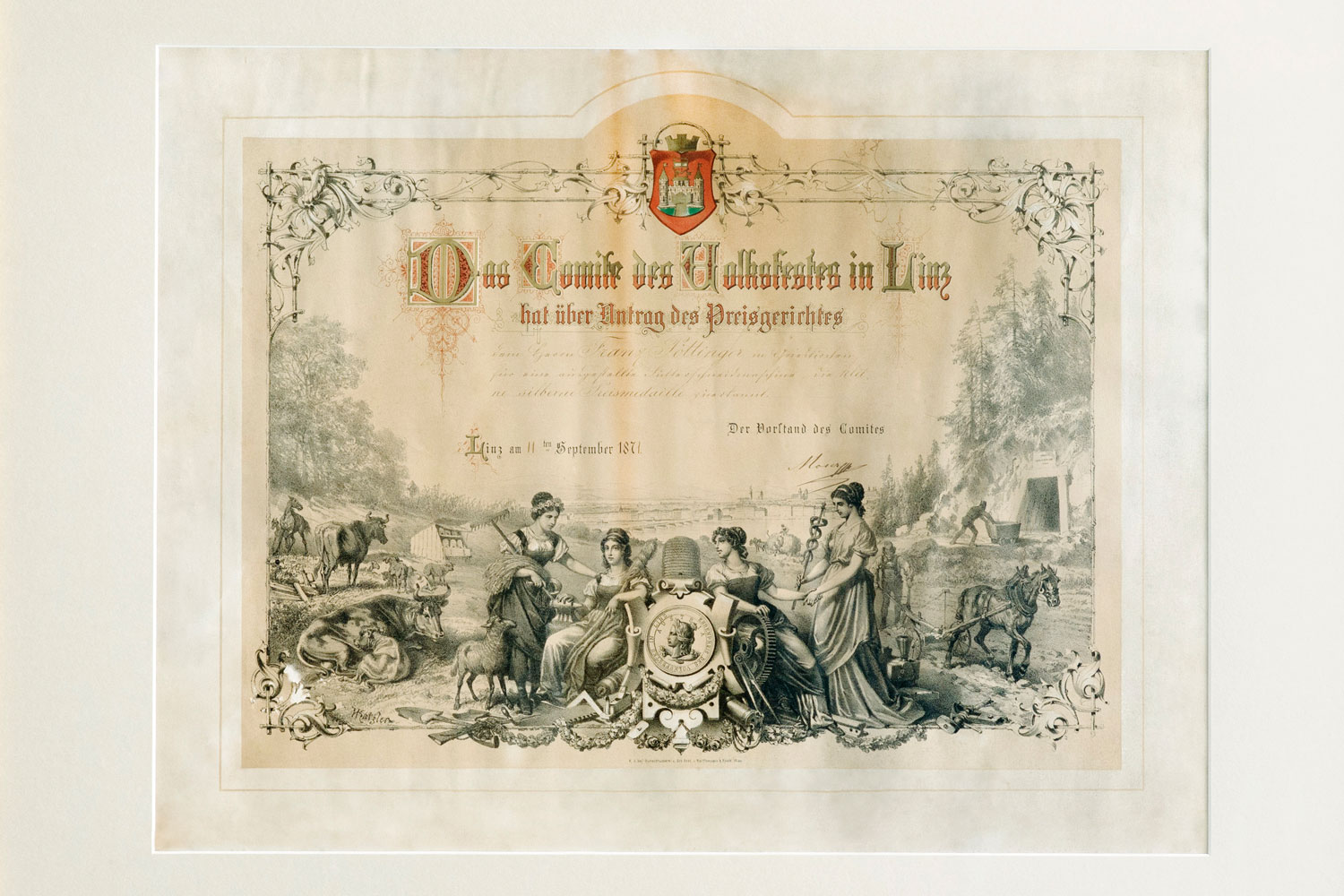 „Výbor lidové slavnosti v Linci udělil na žádost poroty panu Franzi Pöttingerovi v Grieskirchenu za jeho vystavenou řezačku pícnin malou stříbrnou medaili. V Linci dne 11. září 1871.“