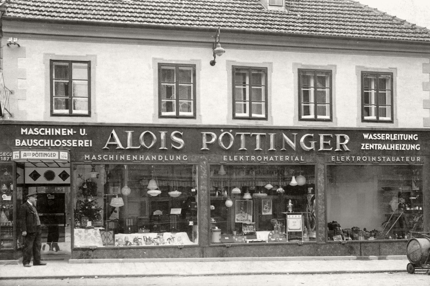 Der Stammsitz am Roßmarkt. Das Erdgeschoß hat sich in ein properes Geschäftslokal mit einladenden Schaufenstern verwandelt.