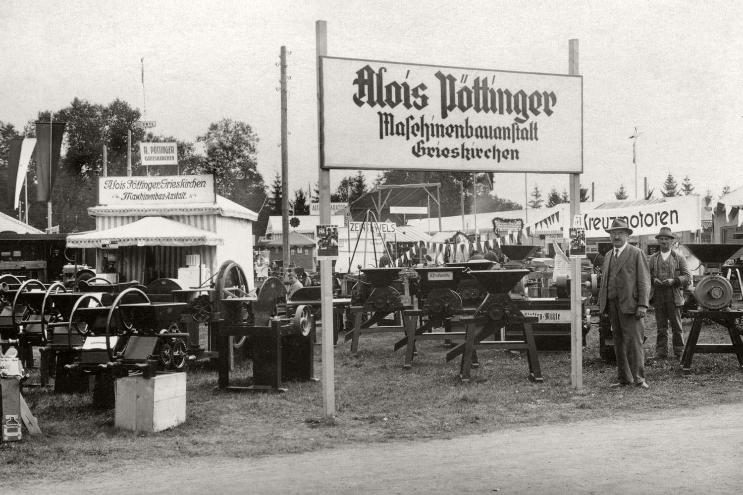 Zelfs toen waren beursoptredens kostbaar - let op de tent links achterin. Alois Pöttinger is er trots op.