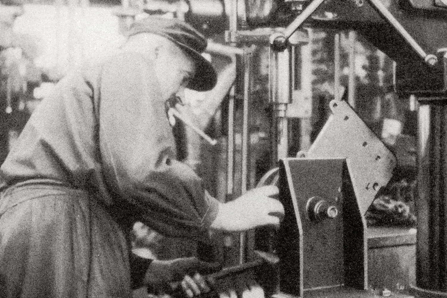 Männer bei der Arbeit: Mit Häckslerteilen an der Bohrmaschine.