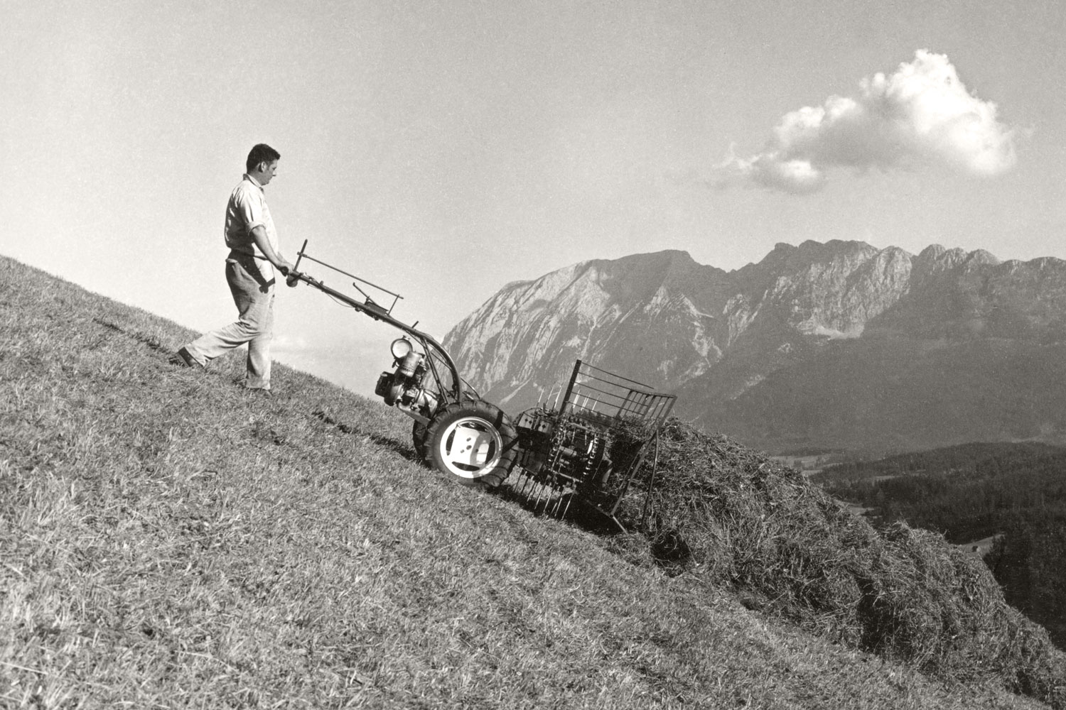 Specialist on steep slopes: The PÖTTINGER conveyor rake in a challenging but beautiful workplace in the Alps.