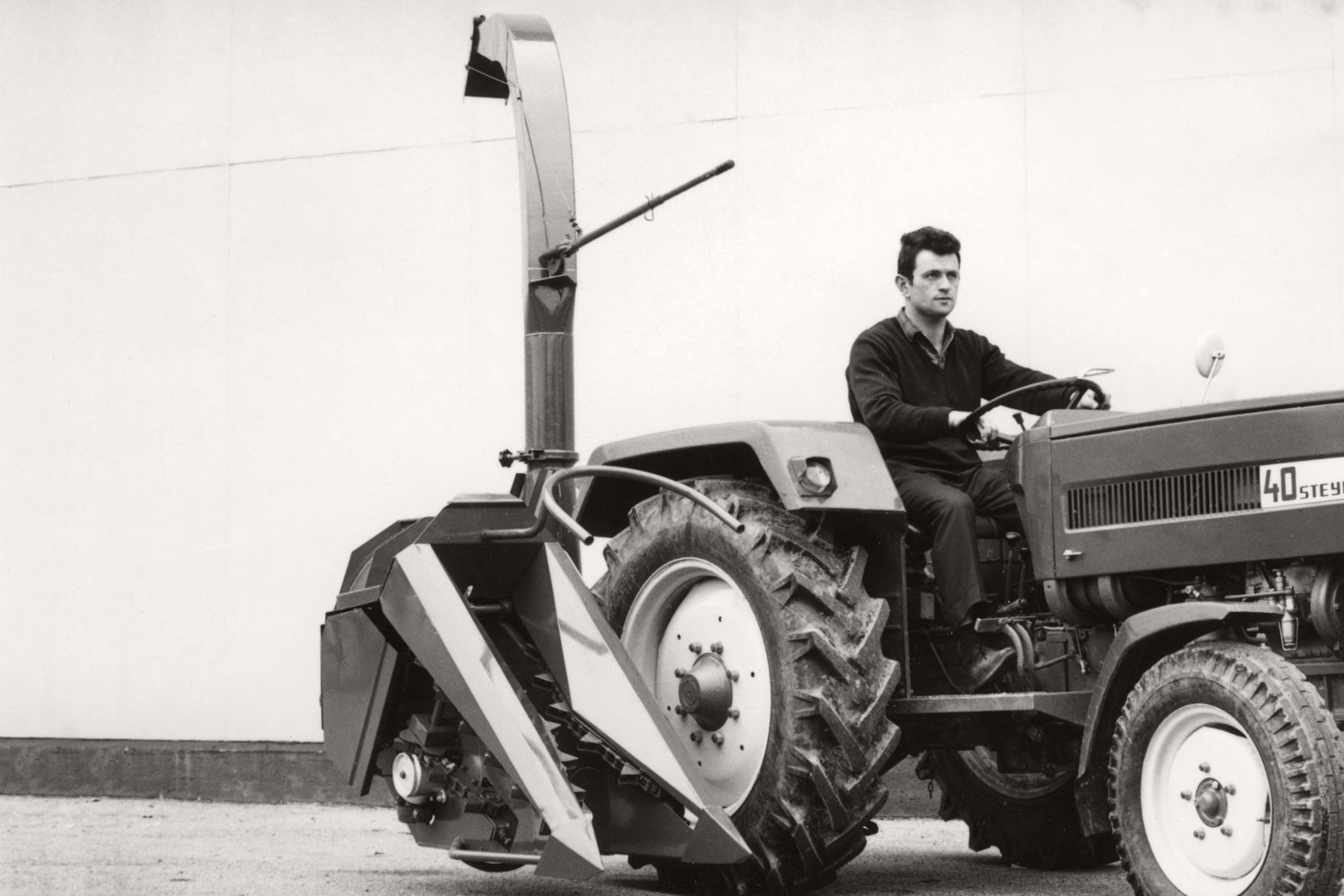 Tempo di trinciare: un agricoltore va a trinciare il mais in un campo di granturco.