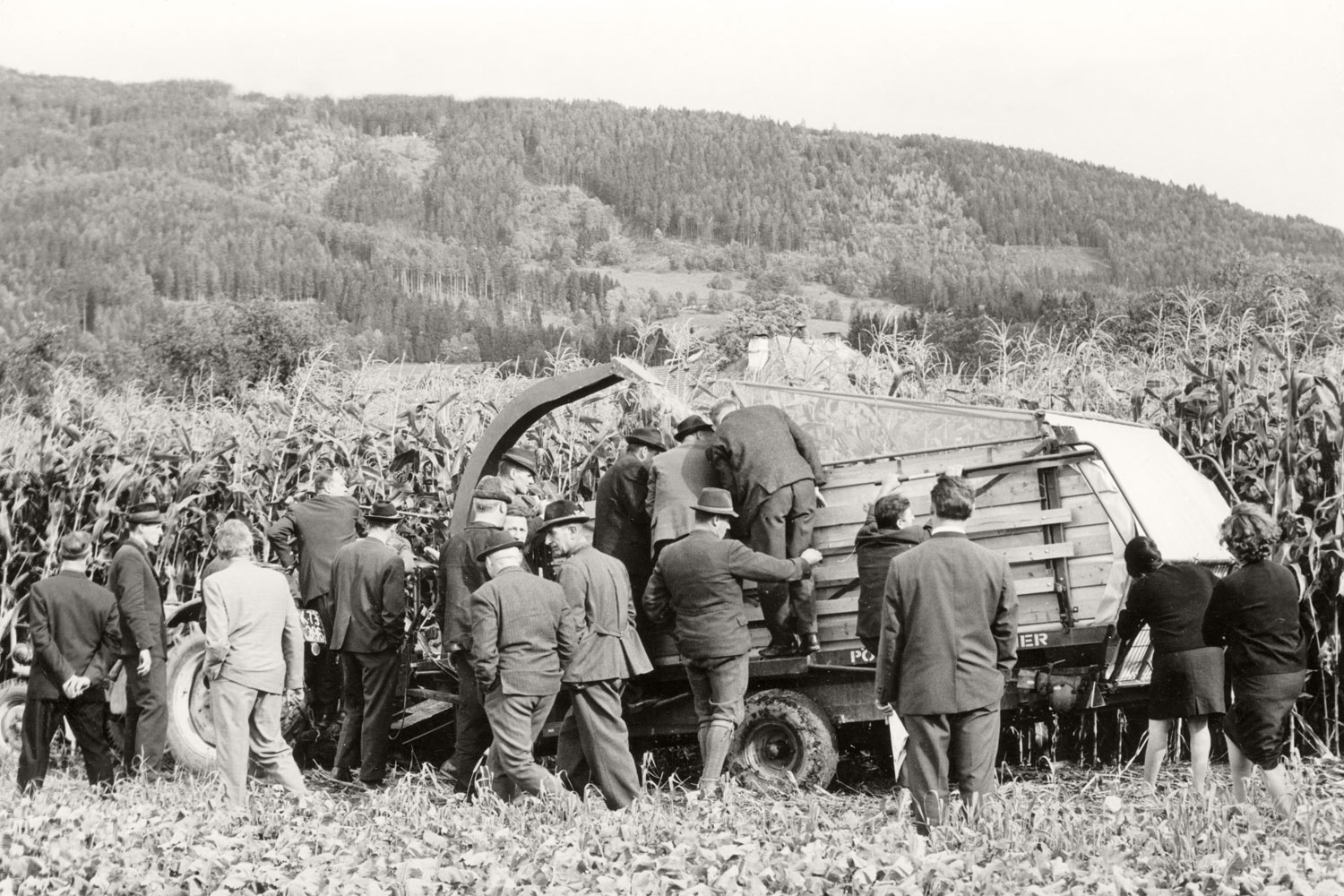 Che novità ha lanciato nuovamente sul mercato PÖTTINGER? Esperti del settore durante una presentazione di prodotto agricoli.