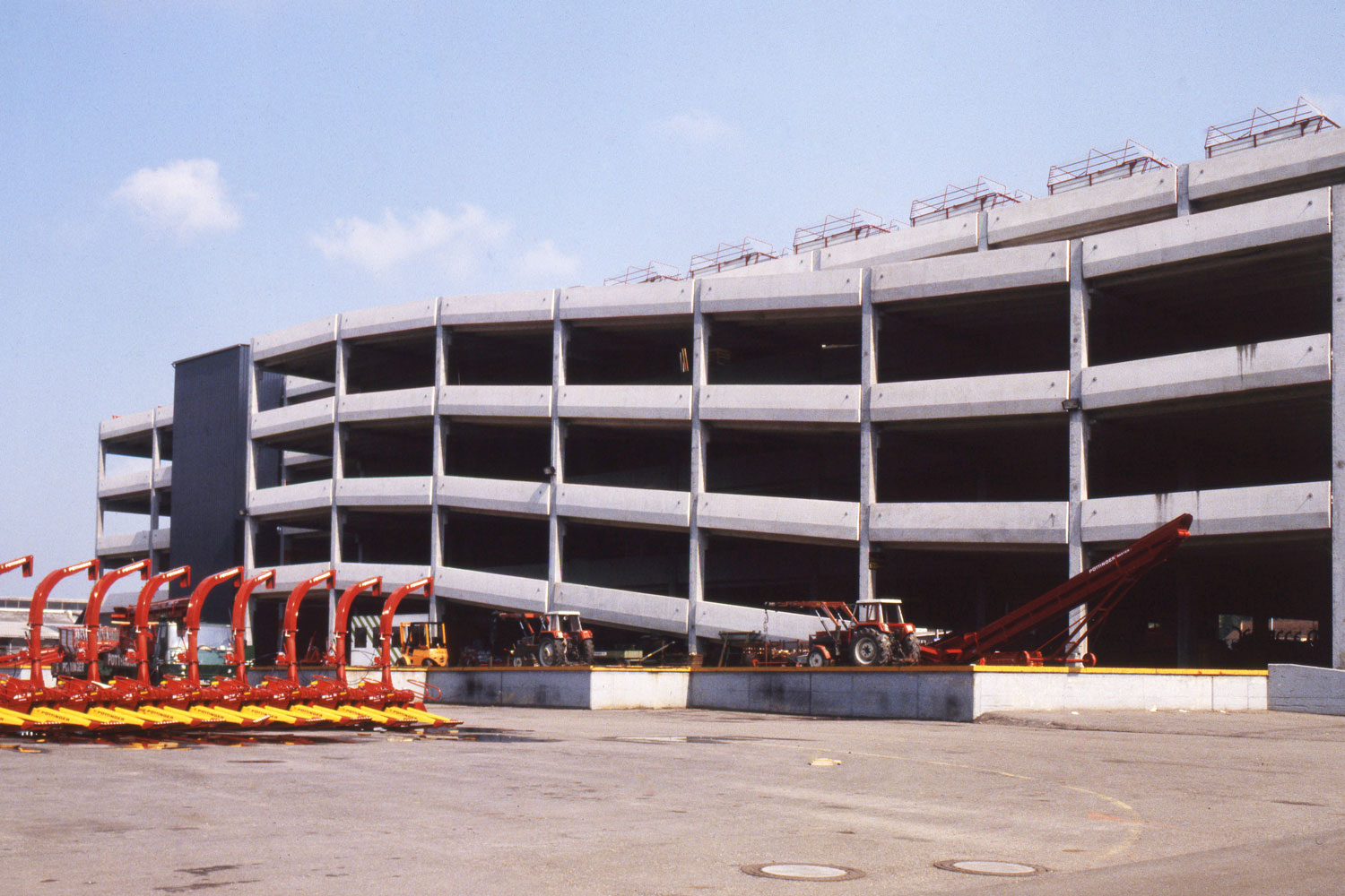 Honneur au stockage : l’entrepôt à étages mis en service en 1977.