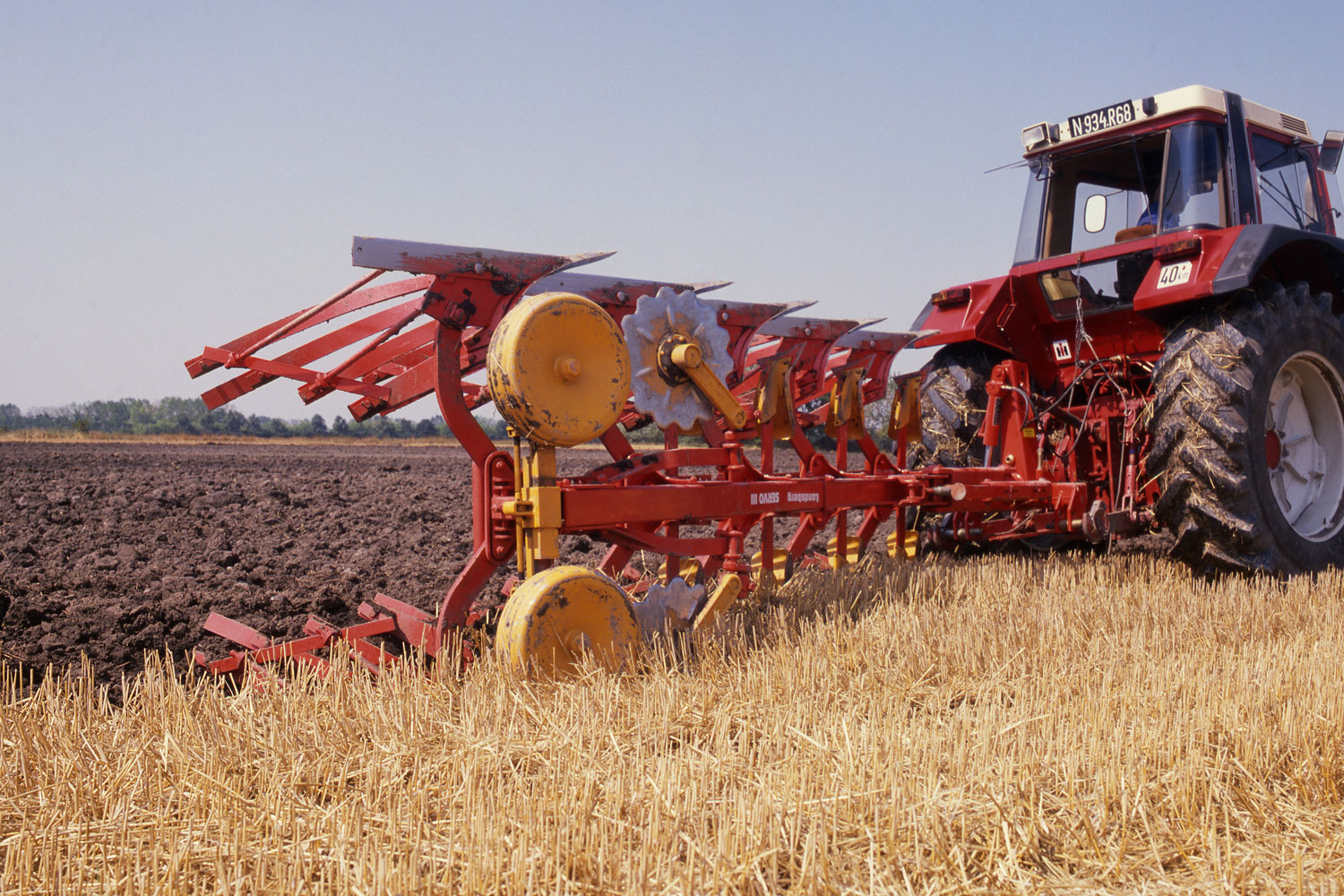 A classic before and after picture: A SERVO plough in the field.