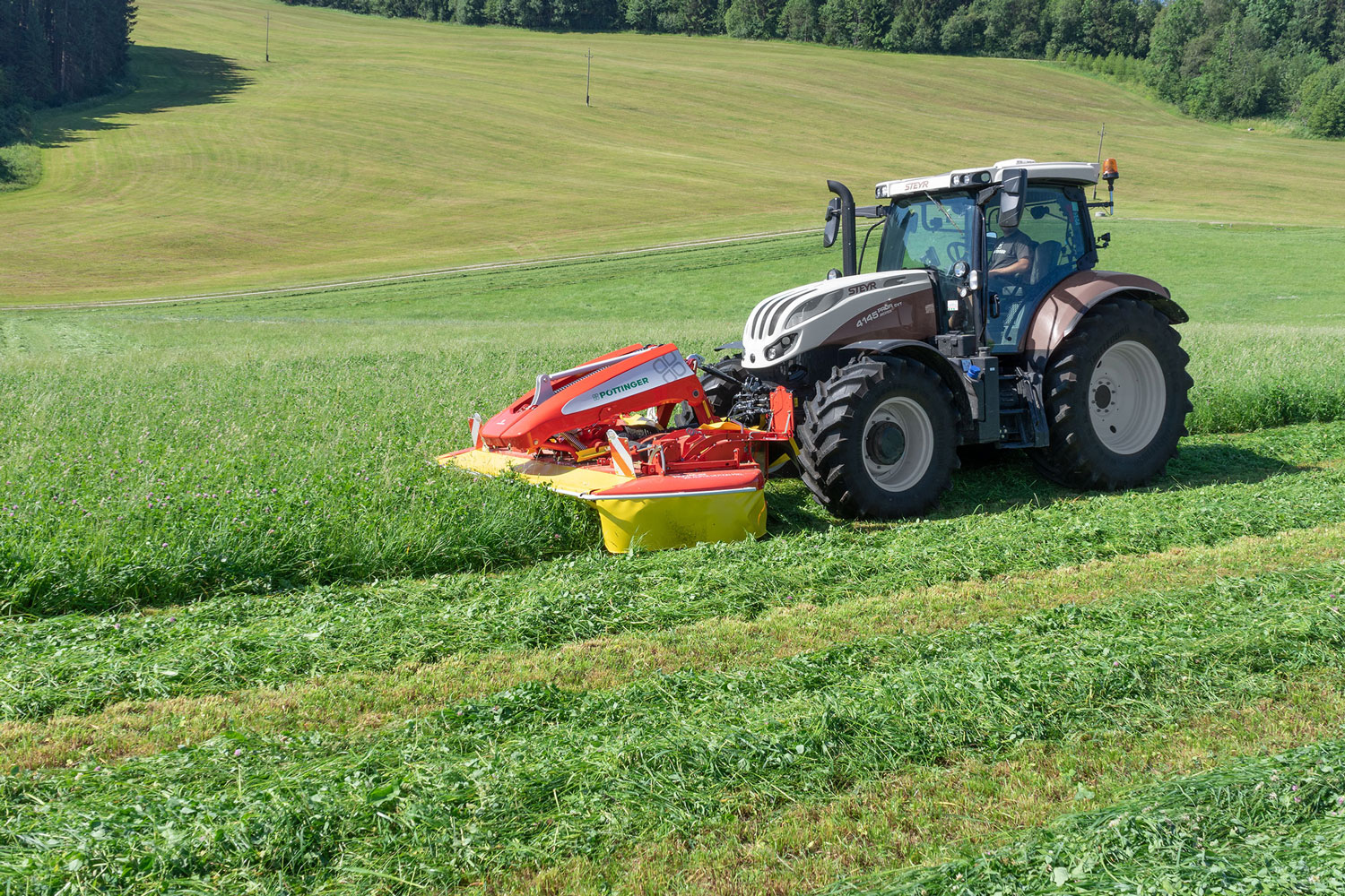 The alpha machine in grassland: The NOVACAT ALPHA MOTION front mower, machine of the year 2006 and 2019.