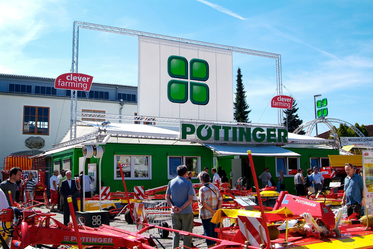 Seit 2000 erstrahlt das Logo im neuen Glanz – schön anzusehen, die abgerundeten Kleeblätter, nicht nur hier auf der Rieder Messe.