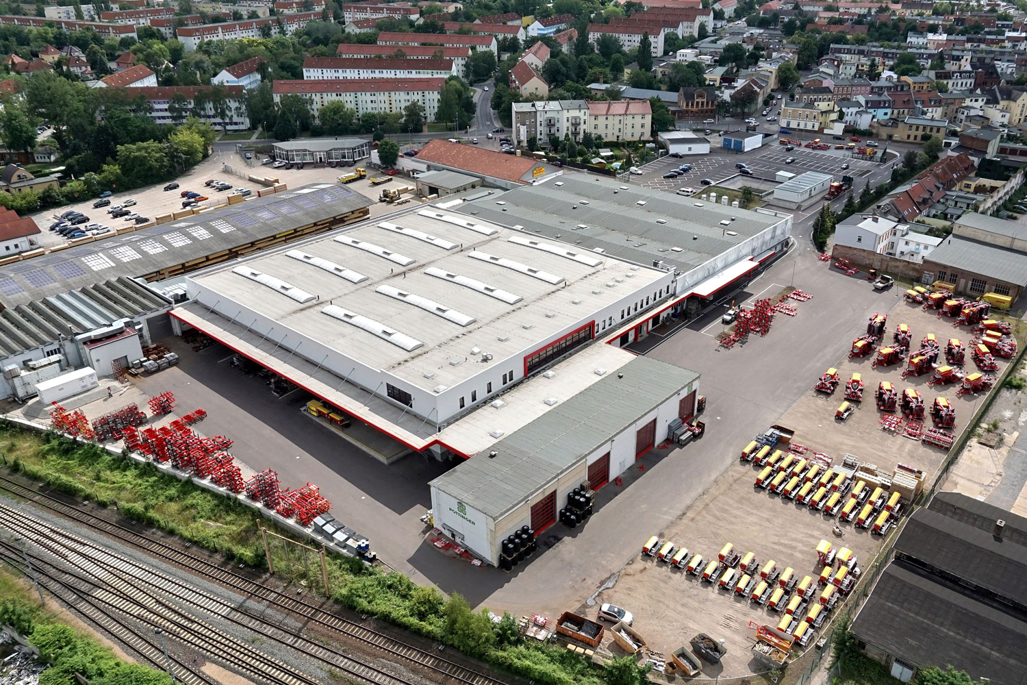 De fabriek van PÖTTINGER in Bernburg enkele uitbreidingsfasen later.