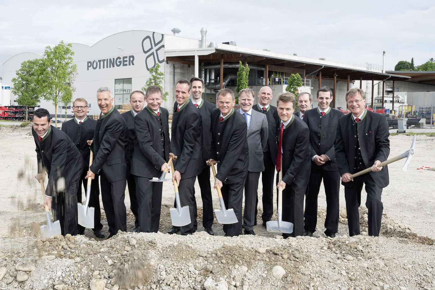 Digging some gravel before the excavators arrive: Ground-breaking ceremony for the new assembly plant in May 2016.