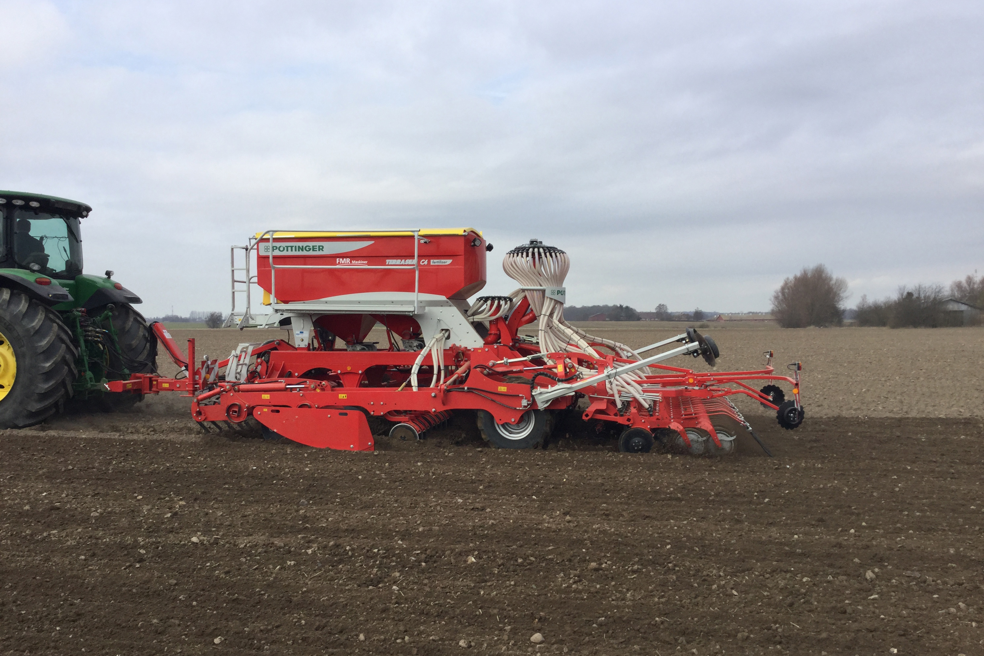 Посевная техника. Посевной комплекс Terrasem c6 Fertilizer. Поттингер сеялка. Посевной комплекс Terrasem v 9000 d z транспортные габариты. Сеялка зерновая комплекс.
