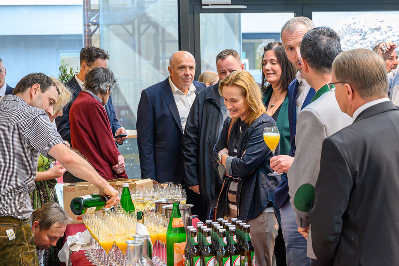 Geselligkeit, Getränke, gute Gespräche bei der PÖTTINGER Jubilarsfeier.