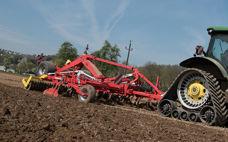 Bildergalerie: Der Grubber SYNKRO 6030 T im Einsatz