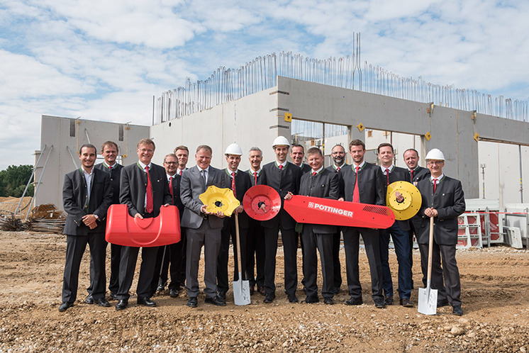 PÖTTINGER builds modern logistics centre for spare parts