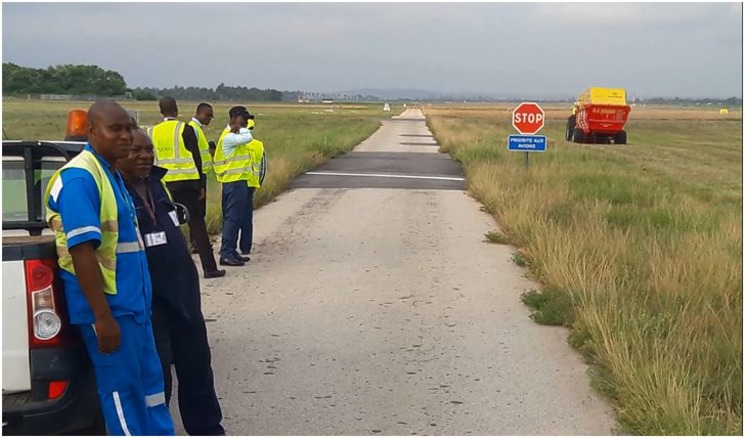 Een BOSS opraapwagen werkzaam op de luchthaven 