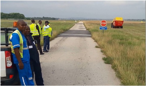 Een BOSS opraapwagen werkzaam op de luchthaven 