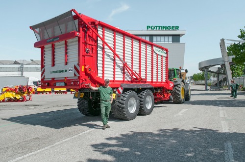 Landwirt ergänzt Fuhrpark um JUMBO COMBILINE Rotorladewagen