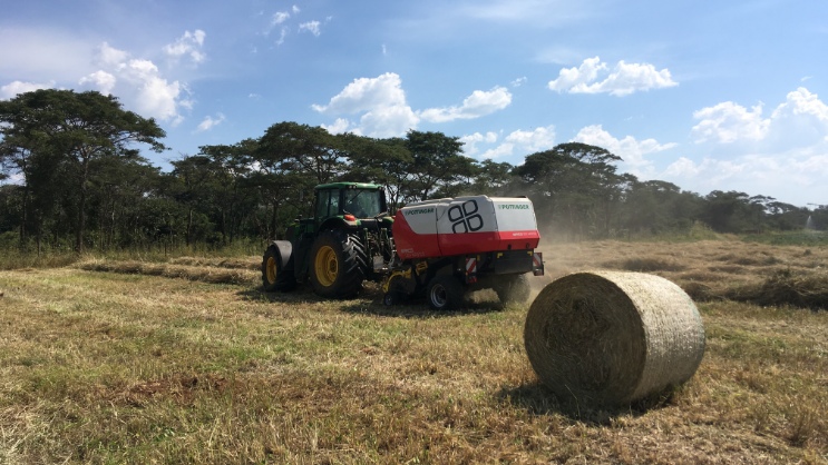 Første IMPRESS rundballepresser i Zambia, Afrika Første IMPRESS rundballepresser i Zambia, Afrika