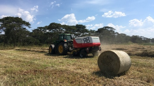 Første IMPRESS rundballepresser i Zambia, Afrika