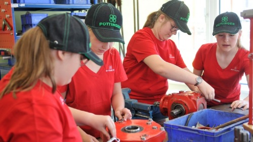 Girls' Day: Technikbegeisterte Mädchen bei PÖTTINGER Grieskirchen 