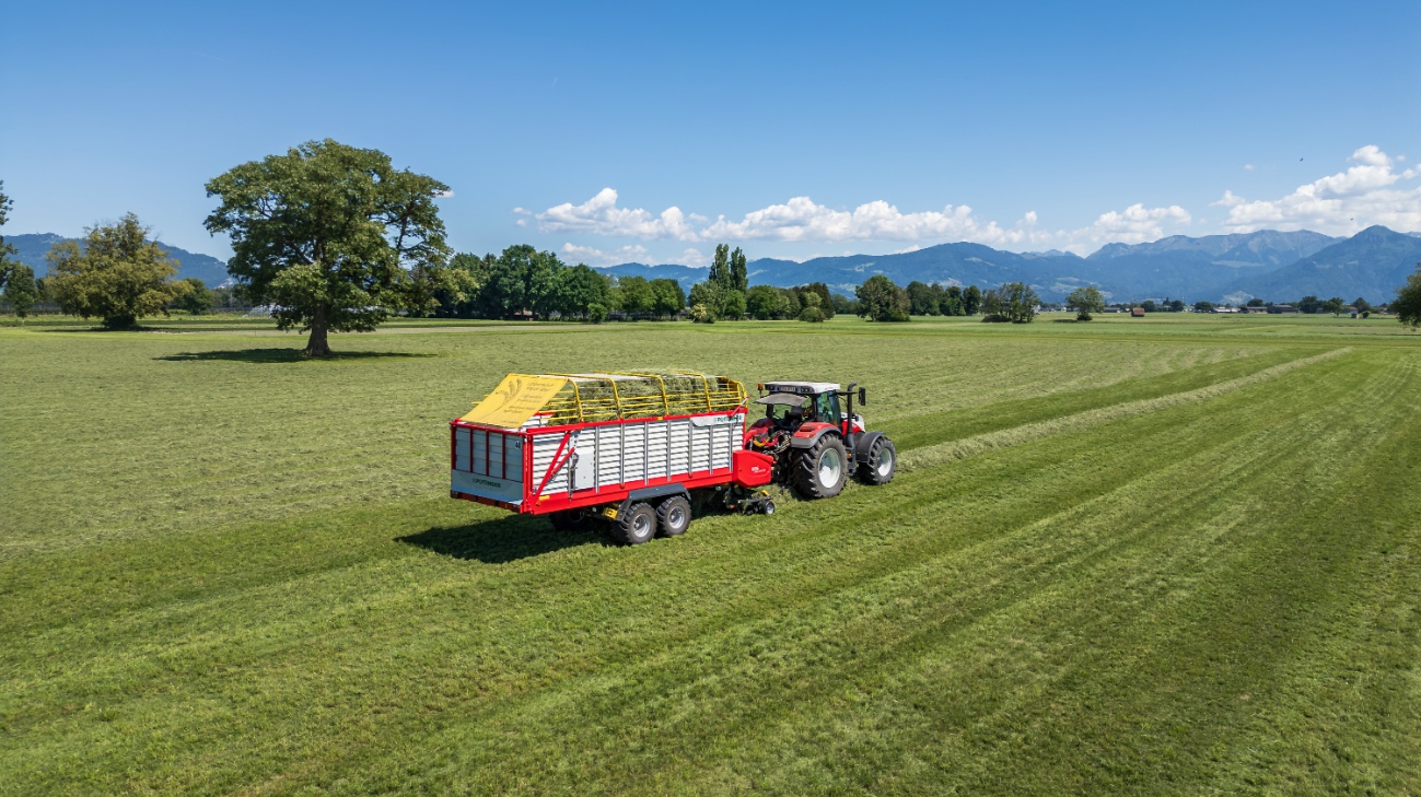 BOSS 5000 MASTER opraapwagen met invoerkammen van PÖTTINGER 