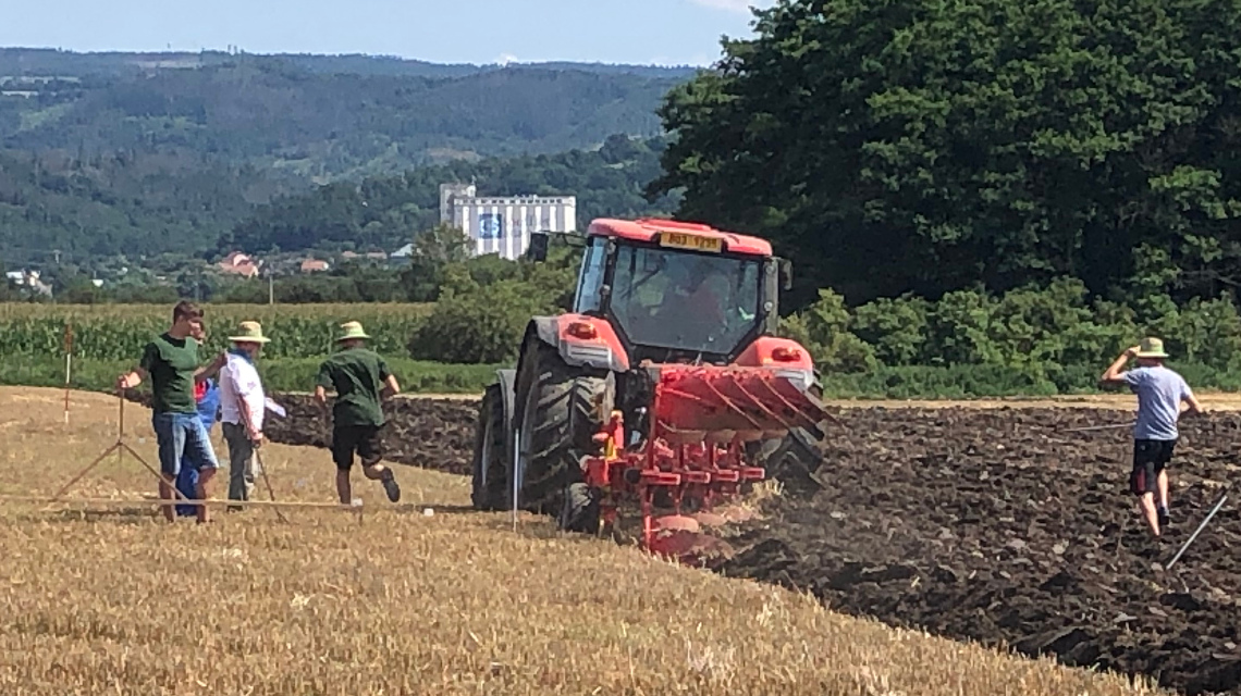 Výsledky měření pluhů PÖTTINGER s páskovou a plnou odhrnovačkou