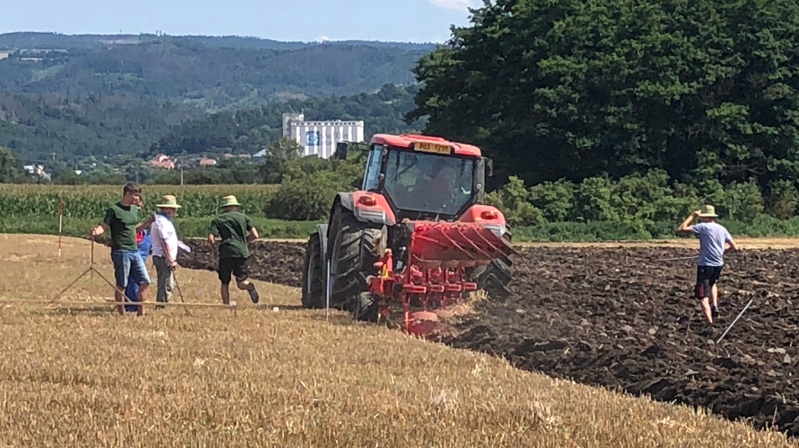 Měření pluhů s páskovou a s plnou odhrnovačkou