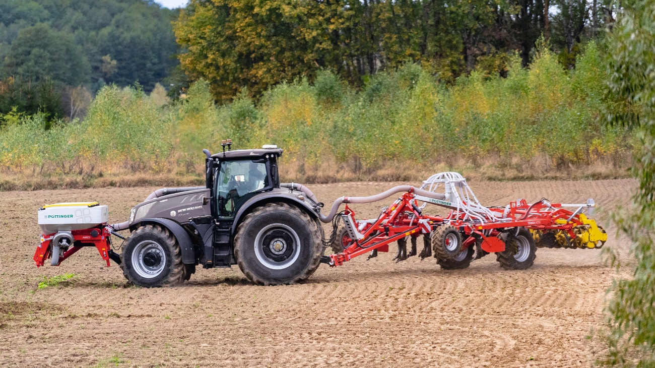Kypření půdy a hnojení v jedné jízdě