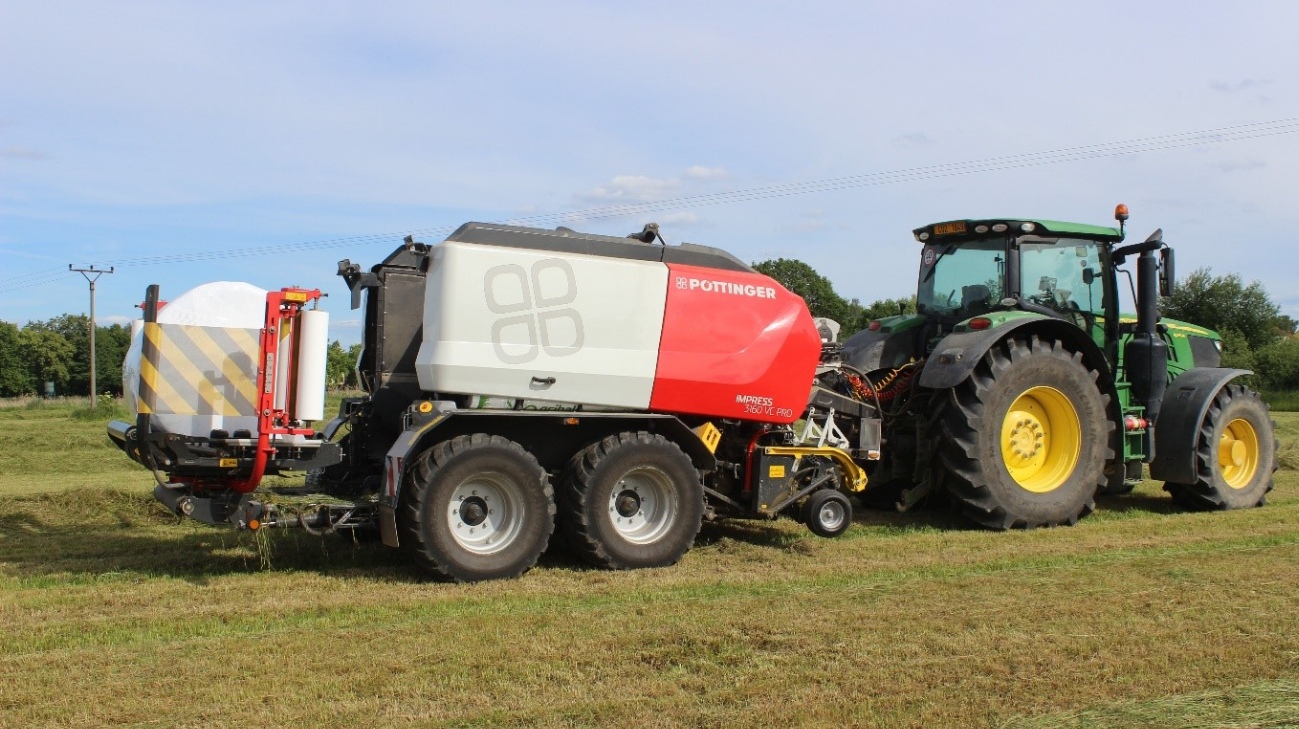 Kvalitní krmivo sklízí lis s ovíječkou