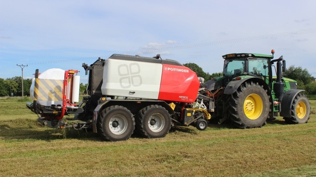 Kvalitní krmivo sklízí lis s ovíječkou