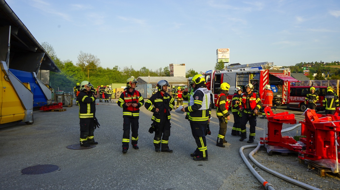 Alarmstufe 2: Feuerwehrübung bei PÖTTINGER