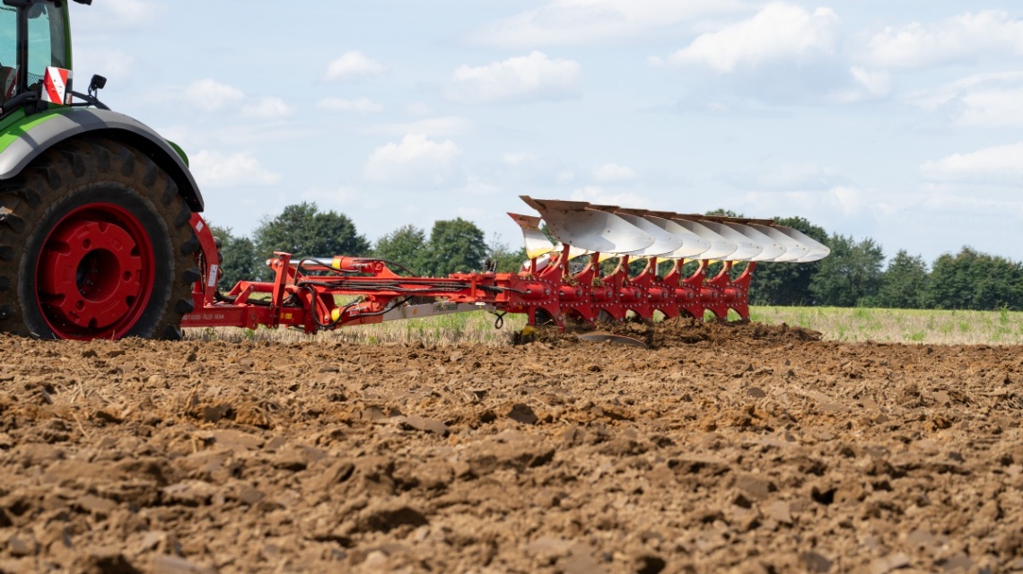 SERVO T 6000: the new Pöttinger plough 