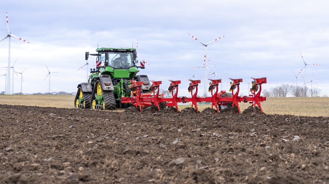 SERVO T 6000 für On-Land-Pflügen gerüstet