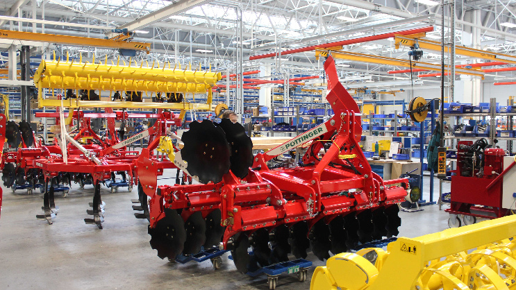 Stroje Pöttinger montujú na moderných výrobných linkách vo Vodňanoch