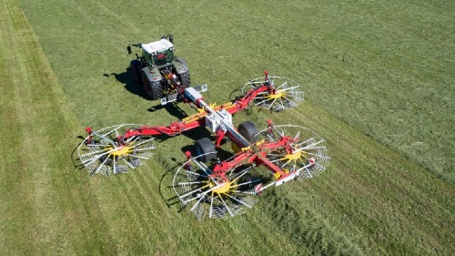 Pure performance: the TOP 1252 C four-rotor rake with hydraulic working width adjustment