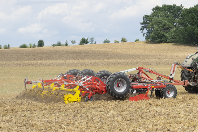 TERRIA 6030 beim Stoppelsturz