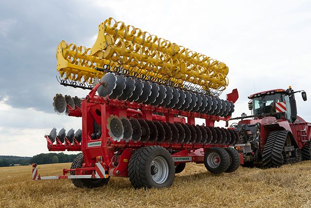 Attelage et rouleau packer à pneus