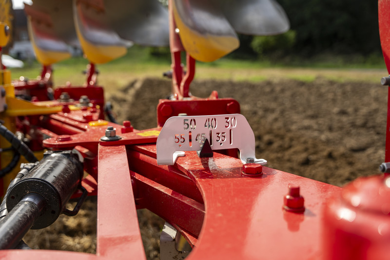 PLUS hydraulic furrow width adjustment