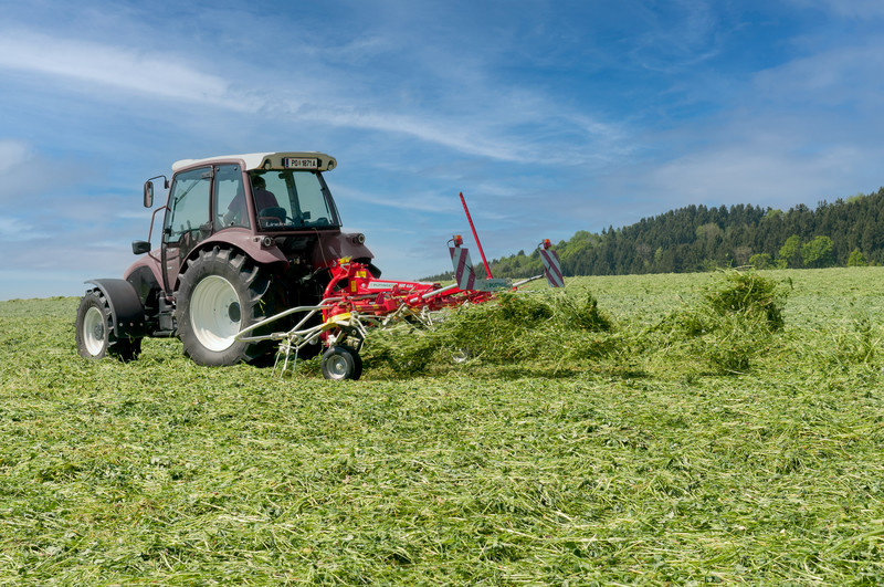 Four-rotor mounted tedder