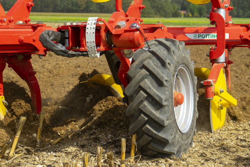 Depth and transport wheels