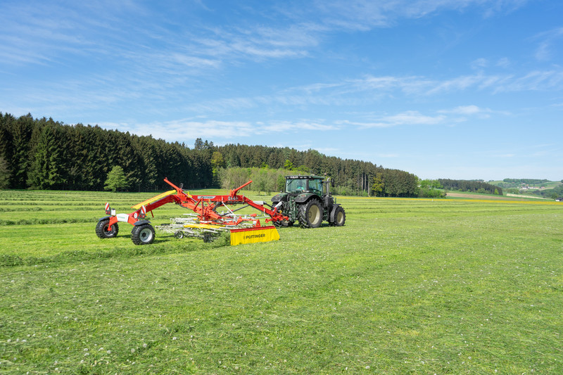 Twin rotor rakes with side swath delivery without transport