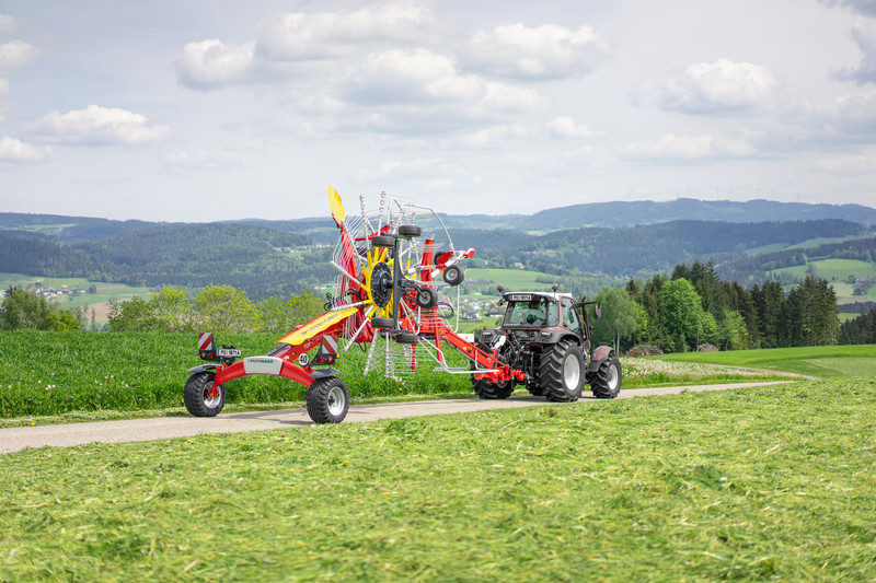 Twin rotor rakes with side swath delivery without transport