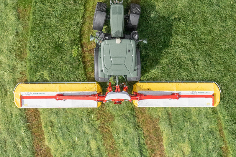 Centre pivot mounting with hydraulic weight alleviation
